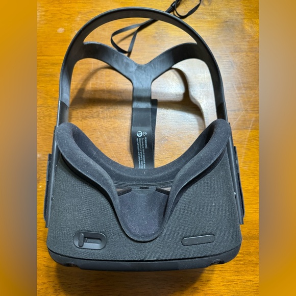Oculus VR Headset with Controllers - Picture 3 of 6